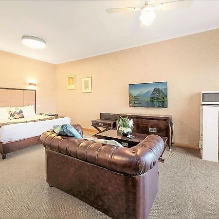 Eltham Gateway Hotel & Conference Centre Extérieur photo