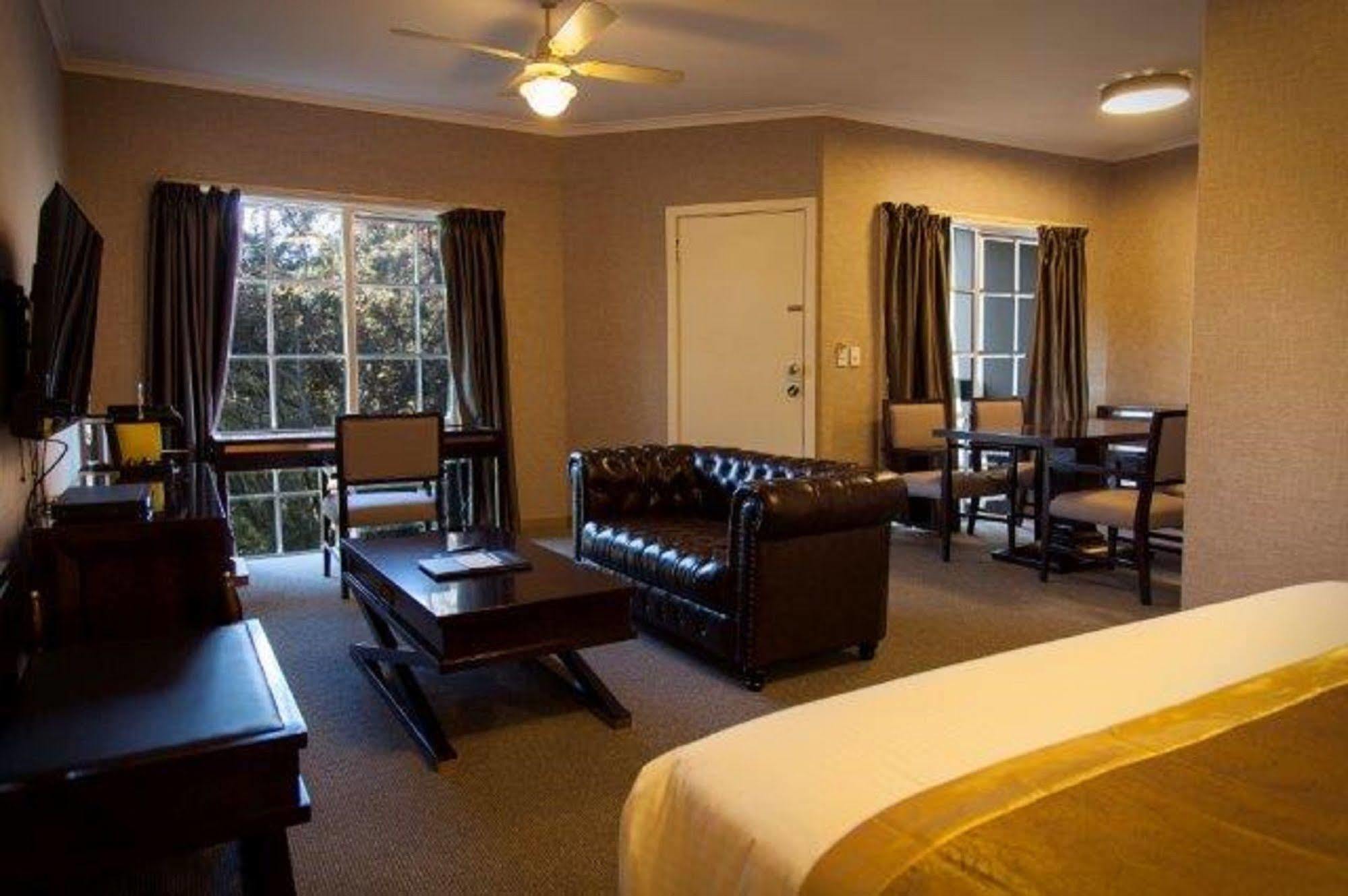 Eltham Gateway Hotel & Conference Centre Extérieur photo